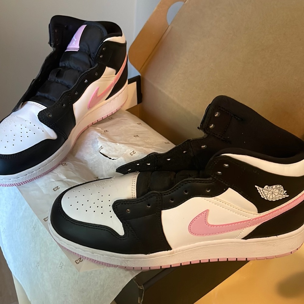 Youth pink and black Air Jordan 1 MID size 6.5 big kids